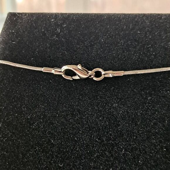 Ladies keyhole heart necklace - Picture 4 of 6